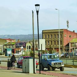 Increíble paisaje: los picos de Navarino de fondo, ladeando uno de los tantos espejos de agua que se atraviesan, y en plena nevada.