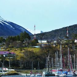 Increíble paisaje: los picos de Navarino de fondo, ladeando uno de los tantos espejos de agua que se atraviesan, y en plena nevada.