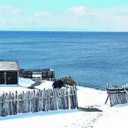 Increíble paisaje: los picos de Navarino de fondo, ladeando uno de los tantos espejos de agua que se atraviesan, y en plena nevada.