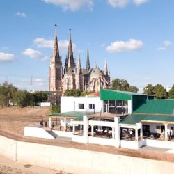 Uno de los puntos más concurridos es el tramo comprendido entre el Puente de los Huesos y la Autovía 6, donde las costas más limpias permiten un acceso relativamente cómodo, aunque aún faltan servicios básicos. 