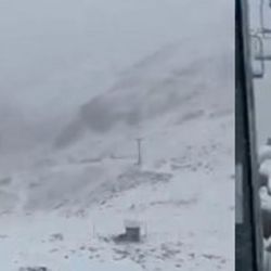 En las cotas superiores, la combinación de humedad y aire frío permitió observar una cobertura nívea leve sobre laderas y filos,