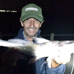 Durante el día, la variada de cuero se muestra floja, pero la jornada se vuelve más entretenida gracias a la presencia del dorado, que está dando capturas tanto de fondo como con boyón y bajada de acero.