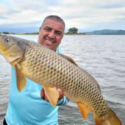 El lago Los Molinos volvió a demostrar por qué es uno de los escenarios más atractivos para la pesca deportiva en Córdoba, capaz de sorprender incluso a quienes lo visitan con frecuencia.
