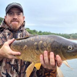 El lago Los Molinos volvió a demostrar por qué es uno de los escenarios más atractivos para la pesca deportiva en Córdoba, capaz de sorprender incluso a quienes lo visitan con frecuencia.