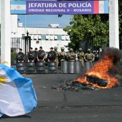 Manifestación que exige salarios más altos y mejora en el apoyo de salud mental para la fuerza policial de Santa Fe. Foto de Juan Mabromata / AFP | Foto:AFP