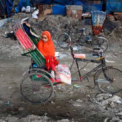 Una niña espera en un rickshaw cerca de un mercado en Dhaka. Foto de Sajjad HUSSAIN / AFP | Foto:AFP