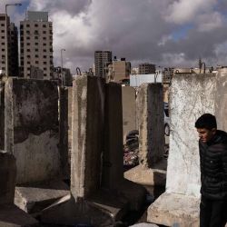 Un hombre palestino pasa junto a bloques de hormigón en el puesto de control de Qalandiya, controlado por Israel, en Cisjordania. Foto de JOHN WESSELS / AFP | Foto:AFP