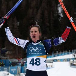 Julia Simon de Francia durante la prueba individual femenina de 15 km de biatlón durante los Juegos Olímpicos de Invierno Milano Cortina. Foto de FRANCK FIFE / AFP | Foto:AFP