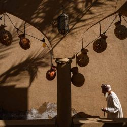 Un anciano camina por el zoco de Nizwa, antes de la presentación de la quinta y última etapa de la carrera ciclista Tour de Omán de Nizwa a Green Mountain. Foto de Loic VENANCE / AFP | Foto:AFP