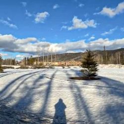 Escuela secundaria y preparatoria donde tuvo lugar un tiroteo, dejando al menos nueve personas muertas en el pueblo de Tumbler Ridge, Columbia Británica. Foto de Trent Ernst / AFP | Foto:AFP