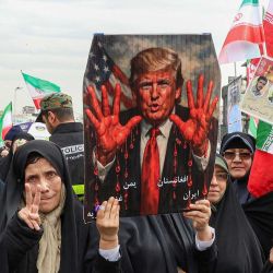 Mujeres marchan con un cartel que muestra al presidente estadounidense Donald Trump con las manos ensangrentadas en Teherán. Foto de AFP | Foto:AFP