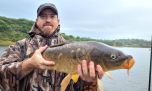 Más allá del pejerrey: carpas, taruchas y bagres activan el lago Los Molinos