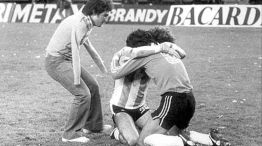 El Abrazo del Alma: la historia detrás de la imagen que definió la primera estrella argentina en el Mundial 1978