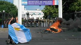Manifestación que exige salarios más altos y mejora en el apoyo de salud mental para la fuerza policial de Santa Fe. Foto de Juan Mabromata / AFP