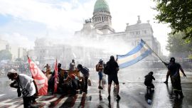 Reforma laboral: las fotos de los graves incidentes y la represión en el Congreso