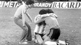 El Abrazo del Alma: la historia detrás de la imagen que definió la primera estrella argentina en el Mundial 1978