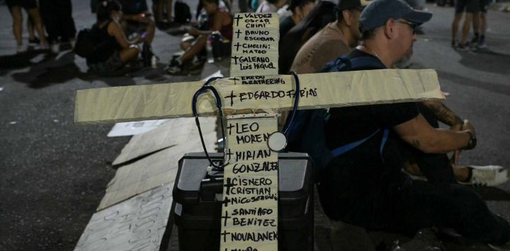 Protesta policial que exige mejores salarios y condiciones laborales en Rosario, provincia de Santa Fe, Argentina. Foto de Juan Mabromata / AFP