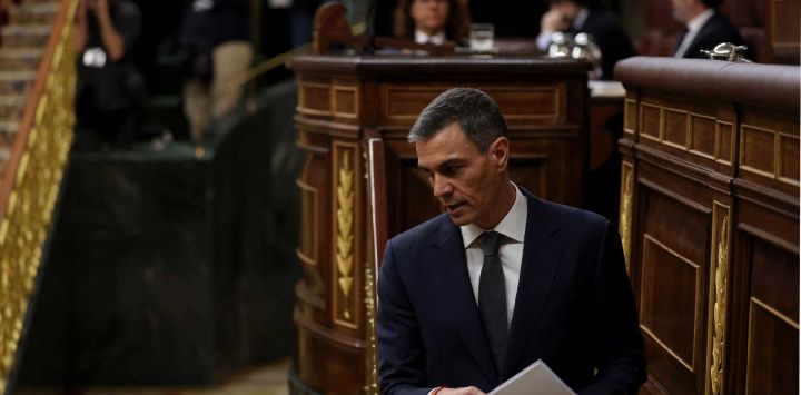 El primer ministro de España, Pedro Sánchez, se retira después de dirigirse al parlamento sobre la tragedia del tren de enero en el congreso de Madrid. Foto de Pierre-Philippe MARCOU / AFP