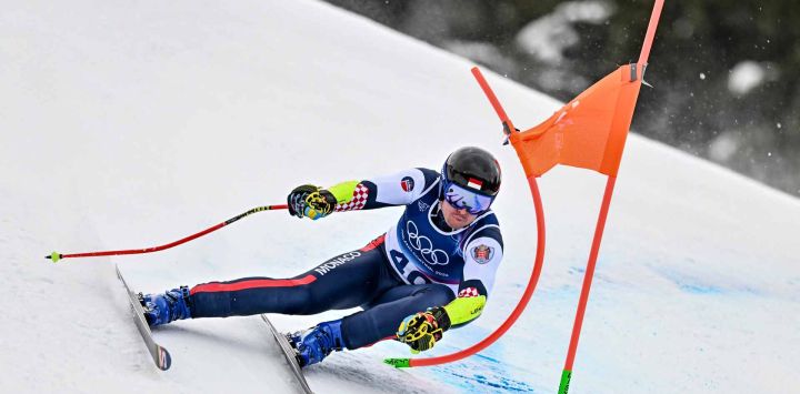 Arnaud Alessandria de Mónaco compite en la prueba de super-G masculino de esquí alpino durante los Juegos Olímpicos de Invierno Milano Cortina. Foto de Fabrice COFFRINI / AFP