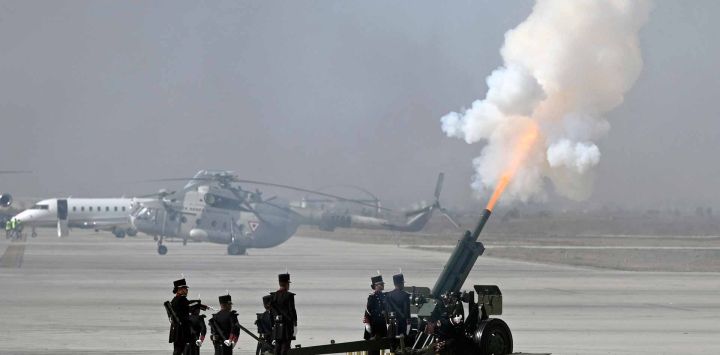 Cadetes de la Fuerza Aérea durante una ceremonia que conmemora su 111.º aniversario en la Base Aérea Santa Lucía en Zumpango. Foto de Alfredo ESTRELLA / AFP