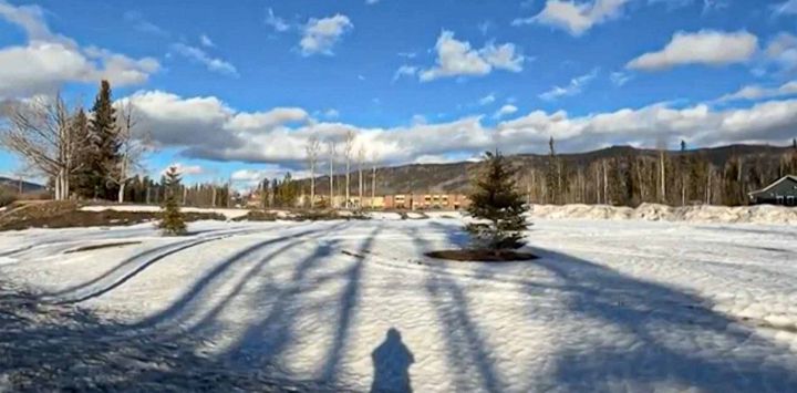 Escuela secundaria y preparatoria donde tuvo lugar un tiroteo, dejando al menos nueve personas muertas en el pueblo de Tumbler Ridge, Columbia Británica. Foto de Trent Ernst / AFP