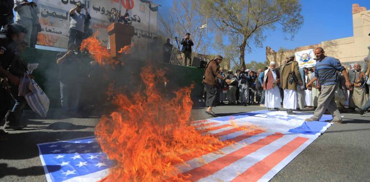 Manifestación frente al antiguo edificio de la embajada estadounidense en la capital controlada por los hutíes, Saná. Foto de Ahmed Mohammed / AFP