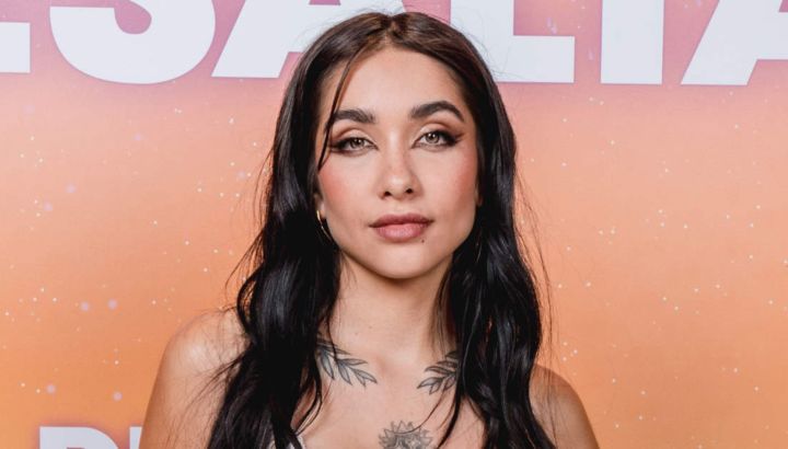 María Becerra sorprendió al convertirse en bombera por un día en Perú