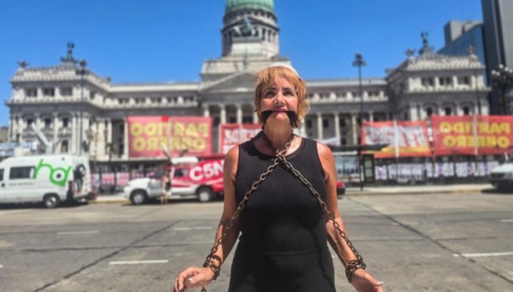 Nancy Pazos se encadenó y amordazó frente al Congreso para reclamar contra la reforma laboral