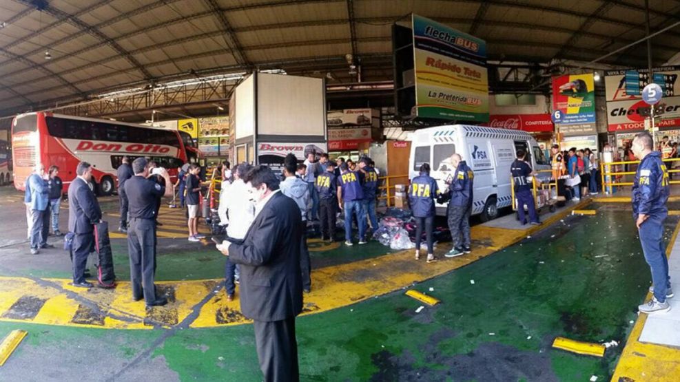 Controles migratorios en terminal de ómnibus