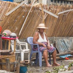 Un residente se sienta junto a estructuras dañadas en la ciudad de Toamasina, en la costa este de Madagascar, golpeada por el Ciclón Tropical Gezani. Foto de Tsiky SIkonina / AFP | Foto:AFP