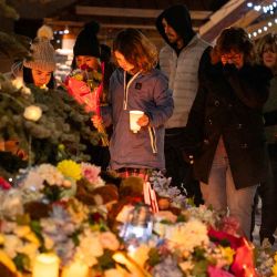 Miembros de la comunidad lloran durante una vigilia con velas por las víctimas de la Escuela Secundaria de Tumbler Ridge. Foto por Paige Taylor White / AFP | Foto:AFP
