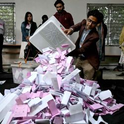 Un funcionario electoral abre una urna mientras comienza el conteo en un centro de votación durante las elecciones generales de Bangladesh. Foto de Sajjad HUSSAIN / AFP | Foto:AFP