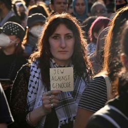 Un manifestante sostiene un pequeño cartel mientras marcha con otros durante la visita del presidente de Israel, Isaac Herzog, en Melbourne. Foto de WILLIAM WEST / AFP | Foto:AFP