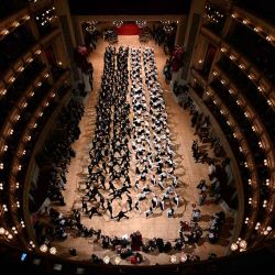 Jóvenes parejas participan en el ensayo general para la 68ª edición del Bailé de la Ópera de Viena. Foto de HELMUT FOHRINGER / AFP | Foto:AFP