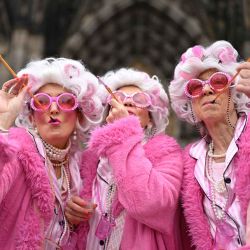 Los fiesteros posan al llegar al inicio de la temporada de carnaval durante el Día del Carnaval de las Mujeres en Colonia, Alemania occidental. Foto de INA FASSBENDER / AFP | Foto:AFP