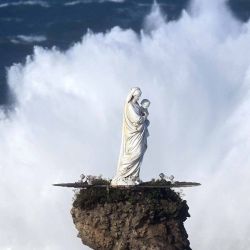 Las olas chocan contra la Roca de la Virgen (Rocher de la Vierge) en Biarritz, suroeste de Francia. Foto de Gaizka IROZ / AFP | Foto:AFP