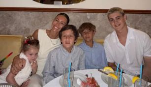 Pampita junto a sus hijos