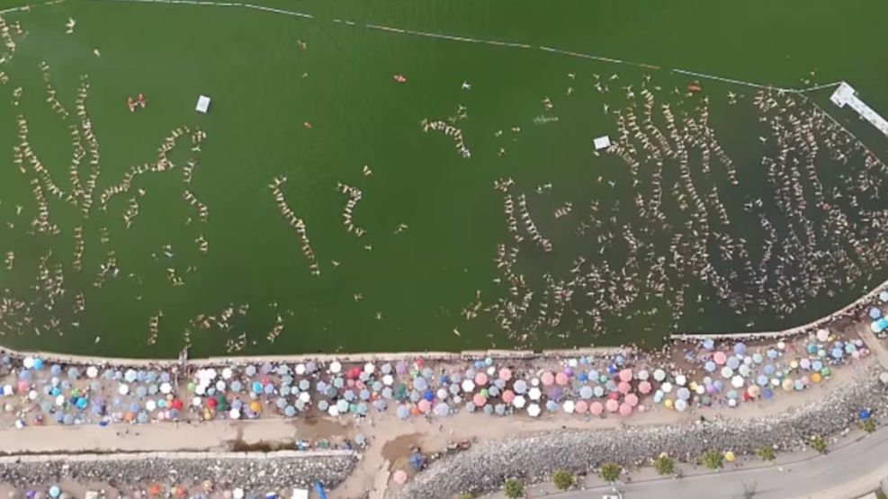 personas flotando en simultáneo 