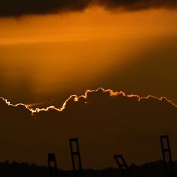 Grúas portuarias en el Puerto de Balboa, CK Hutchison Holdings se ven durante el atardecer en la entrada del Canal de Panamá.Foto de MARTIN BERNETTI / AFP | Foto:AFP