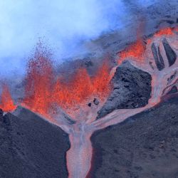 Humo y lava eruptando y fluyendo desde el volcán Piton de la Fournaise, en el sureste de la isla francesa de ultramar. Foto de Richard BOUHET / AFP | Foto:AFP