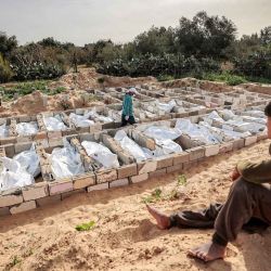 Un joven palestino observa cómo 53 cuerpos no identificados son enterrados en un cementerio de Deir el-Balah, en el centro de la Franja de Gaza. Foto de EYAD BABA / AFP | Foto:AFP