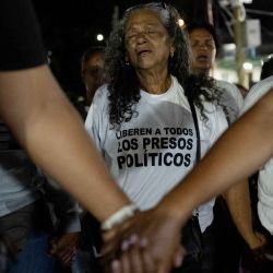Una mujer llora durante una vigilia de familiares de presos políticos frente a la prisión El Rodeo I en Guatire, estado Miranda, Venezuela. Foto de Maryorin Mendez / AFP | Foto:AFP