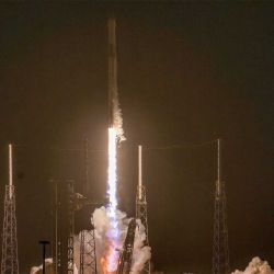 Un cohete Falcon 9 de SpaceX con la nave Dragon de la compañía en la parte superior despega desde el Complejo de Lanzamiento Espacial 40. Foto de Jim WATSON / AFP | Foto:AFP