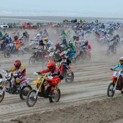 Motociclistas participan en la 50.ª edición de la carrera de playa Enduropale "vintage" en Le Touquet Paris Plage, en el norte de Francia. Foto de Francois LO PRESTI / AFP | Foto:AFP