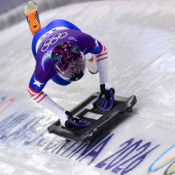 Mystique Ro de EE. UU. compite en la primera manga femenina de skeleton en el Centro de Deslizamiento durante los Juegos Olímpicos de Invierno Milán-Cortina. Foto de Stefano RELLANDINI / AFP | Foto:AFP