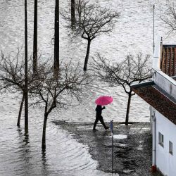 Un hombre sosteniendo un paraguas camina por una calle inundada en el pueblo de Montemor-o-Velho, Coimbra. Portugal. Foto de PATRICIA DE MELO MOREIRA / AFP | Foto:AFP