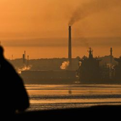 Vista de la refinería de petróleo Nico López en La Habana, Cuba. Foto de YAMIL LAGE / AFP | Foto:AFP