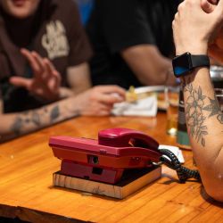 Teléfono analógico en el "fono-bar" Jobs. | Foto:Fonobar Jobs