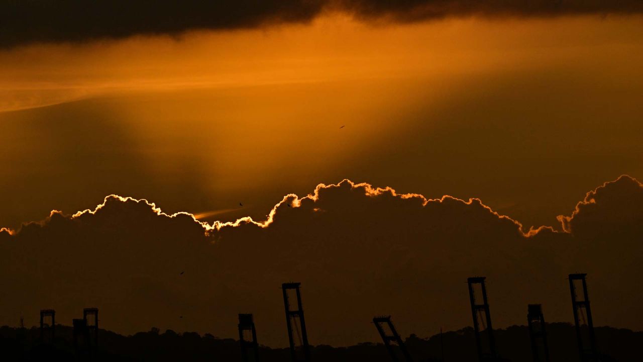 Grúas portuarias en el Puerto de Balboa, CK Hutchison Holdings se ven durante el atardecer en la entrada del Canal de Panamá.Foto de MARTIN BERNETTI / AFP | Foto:AFP