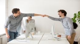 ¿Las amistades influyen en la productividad laboral?